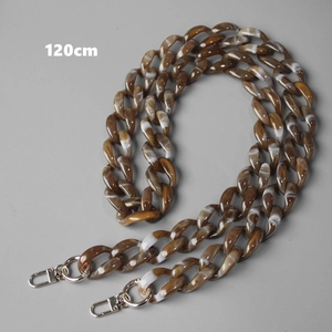 Détail de la bandoulière en résine marbrée de 120cm avec mousquetons dorés pour sacs