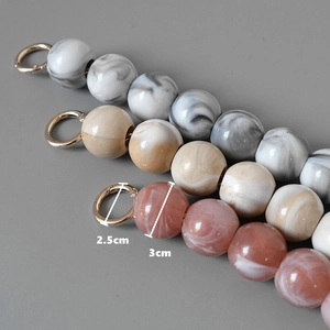Detailansicht der 3cm Harzperlenketten mit Marmorstruktur und 2,5cm Gold-Metallringverschlüssen
