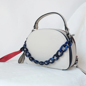 Sac demi-lune blanc crème avec chaîne épaisse en acrylique bleu et bandoulière rouge