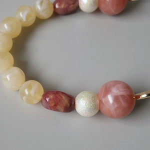 Vue macro de perles acryliques marbrées sur une chaîne en résine vintage pour sacs