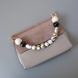 Sac bandoulière pour femme avec poignée en perles d'ambre et rabat en daim bicolore
