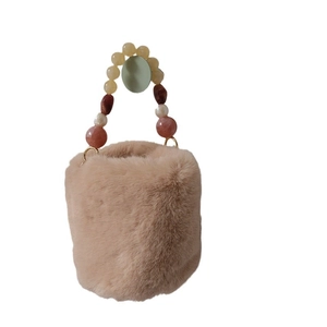 Sac seau en fausse fourrure de lapin marron avec poignée colorée en résine