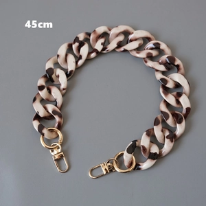 Dettaglio catena per borsa 45cm in resina leopardata con chiusura a moschettone dorata