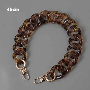 Dettaglio catena per borsa da 45cm in resina ambrata leopardata con chiusure dorate