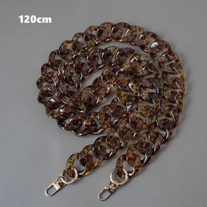 Macro di una catena per borse in resina leopardata da 120cm con ganci in metallo dorato