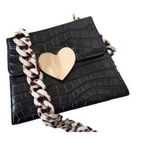 Borsa nera con motivo a coccodrillo, fibbia a cuore dorata e catena leopardata