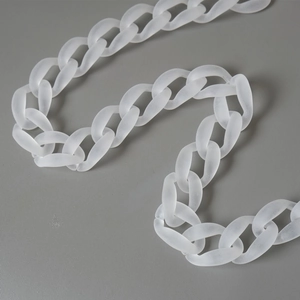 Détail de la chaîne de sac en acrylique blanc givré translucide avec maillons en résine