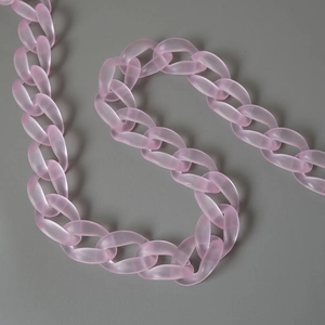 Vue détaillée des maillons de chaîne en résine acrylique rose mat pour sacs à main
