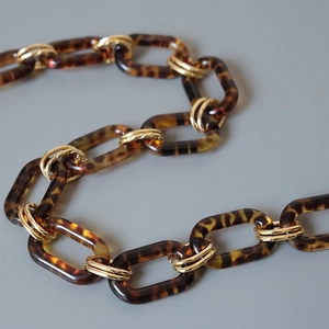 Chic vintage resin chain strap with amber tortoise shell texture and gold rings