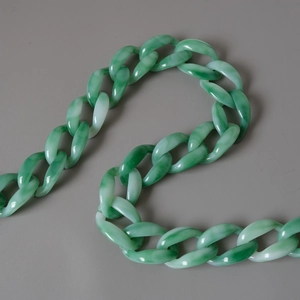 Gros plan sur la chaîne de sac en acrylique marbré vert et blanc pour sacs à main chic