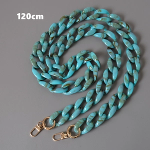 Détail de la bandoulière en résine marbrée turquoise 120cm avec fermoirs dorés