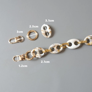 Detailed dimensions of marble acrylic bag chain with gold lobster clasp and rings