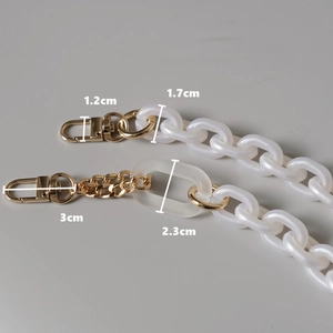 Comparaison de bandoulières en perles acryliques blanches avec boucles dorées et tailles