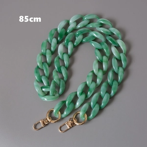 Détail de la bandoulière en acrylique marbré vert de 85 cm avec mousquetons dorés