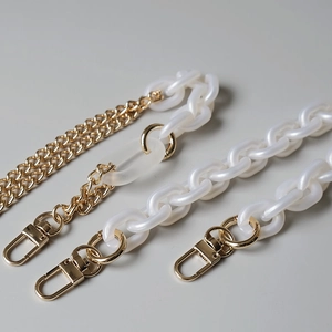 Bandoulière élégante en perles acryliques blanches et métal doré pour sacs à main
