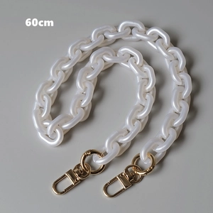 Détail d'une chaîne de sac en perles acryliques blanches de 60cm avec fermoirs dorés