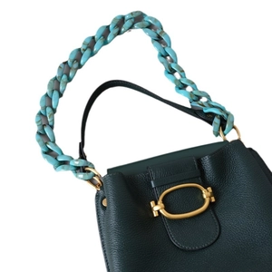 Sac à main en cuir vert foncé avec chaîne en résine marbrée et fermoir ovale doré