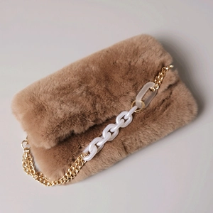 Sac bandoulière en fausse fourrure beige avec chaîne en acrylique blanc et métal doré