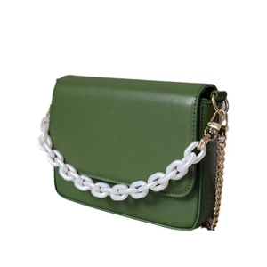 Sac bandoulière en cuir vert foncé avec chaîne en résine acrylique et métal doré