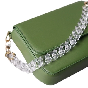 Sac à bandoulière vert herbe avec grosse chaîne en acrylique transparent et cuir mat