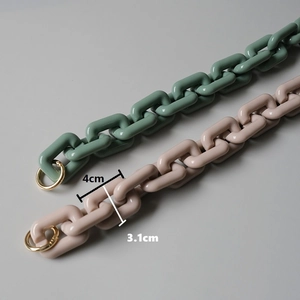 Catena in resina opaca per borse nei colori verde e rosa con anelli in metallo oro