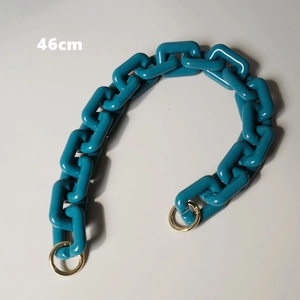 Dettaglio di una catena in resina turchese da 46 cm con fermagli dorati per borse