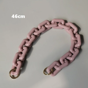 Dettaglio tracolla in resina rosa confetto da 46cm con fermagli tondi dorati