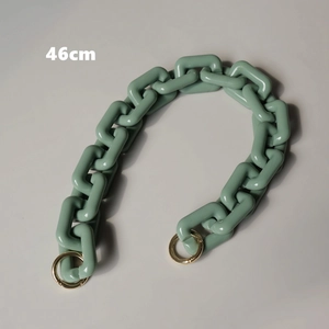 Dettaglio della tracolla spessa 46 cm in resina verde morandi con chiusure dorate