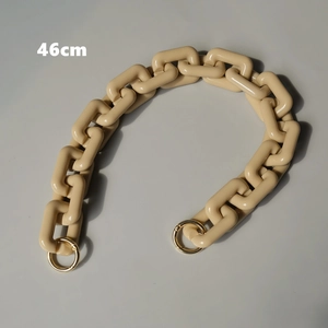 Dettaglio tracolla spessa in resina beige da 46 cm con ganci circolari dorati per borse