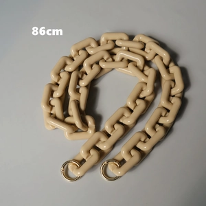 Dettaglio catena per borsa da 86cm in resina beige con anelli in metallo dorato