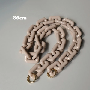Tracolla per borsa da 86cm in acrilico beige con moschettoni a molla dorati su fondo grigio