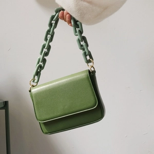 Borsa verde alla moda con tracolla in catena acrilica e design minimalista con patta