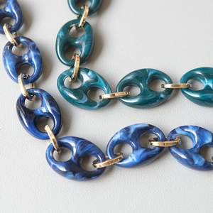 Deep blue and emerald green acrylic resin bag chain with golden metal rings