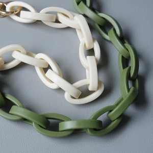 Fashionable acrylic resin chain strap with cream and dark green links for shoulder bags