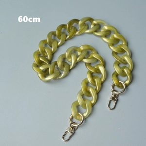 Detalle de cadena de acrílico verde claro de 60cm con cierres de mosquetón dorados