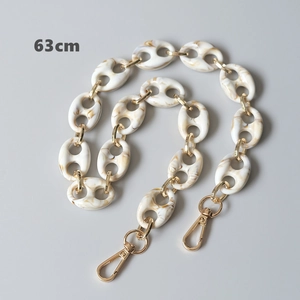 Detailed view of a 63cm marble acrylic chain with gold metal rings and lobster clasps