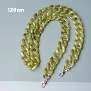 Detalle de cadena acrílica verde salvia de 120cm con textura de mármol y cierres dorados