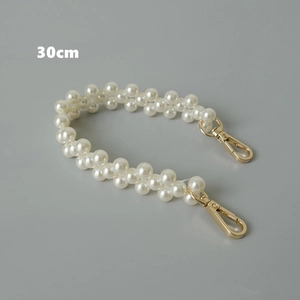 Vue détaillée d'une chaîne de sac en perles blanc crème de 30 cm avec fermoirs dorés