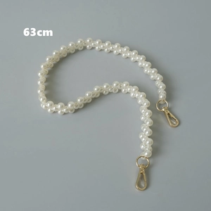 Détail de bandoulière en perles de 63cm avec perles crème et fermoirs dorés rotatifs