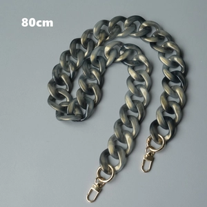 Detalle de cadena de resina gris humo de 80 cm con cierres de mosquetón de metal dorado