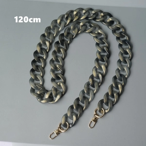 Detalle de cadena de resina gris de 120cm con mosquetones de metal dorado para bolsos