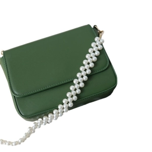 Sac à bandoulière en cuir vert foncé avec élégante bandoulière double chaîne en perles blanches