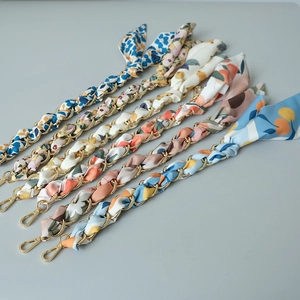 Détail de six chaînes en métal tissé foulard floral avec crochets pour sacs à main
