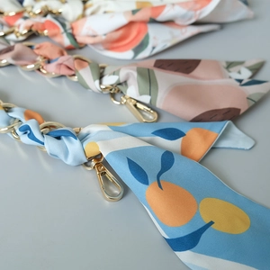 Poignées de sac en foulard de soie floral avec fermoirs dorés et anneaux métalliques