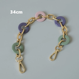 Detailed view of 34cm acrylic resin chain with gold metal links and lobster clasps