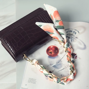 Sac marron à motif crocodile avec chaîne dorée et poignée en foulard de soie fleuri