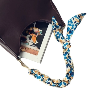 Sac baguette en cuir marron avec poignée en foulard de soie fleurie et chaîne dorée