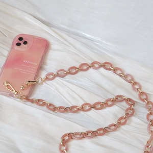 Détail de la chaîne en résine rose marbré avec anneaux dorés et coque TPU de luxe