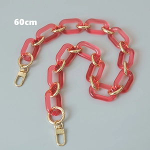 Dettaglio della catena per borsa da 60cm in acrilico rosa con chiusure e anelli dorati