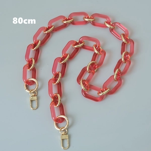 Dettaglio catena per borsa in acrilico rosa trasparente da 80 cm con chiusure dorate